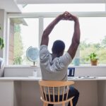 Rester assis toute la journée nuit à vos hanches et votre colonne : découvrez ces trois exercices de bureau pour garder votre mobilité !