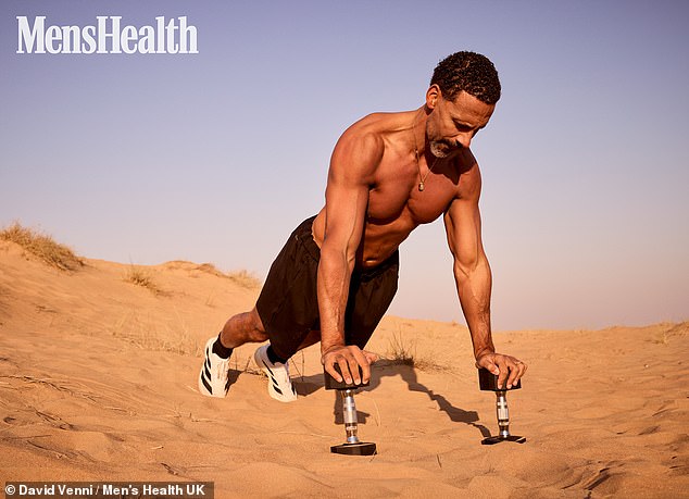Rio Ferdinand, 47 ans, dévoile son six-pack dans le désert de Dubaï en partageant son régime d'entraînement austère