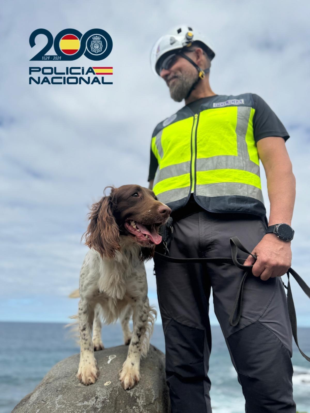 Le chien policier Rony avec son guide canin.