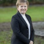 Un choix en une seconde : comment un tournant a propulsé cette femme vers un empire hôtelier