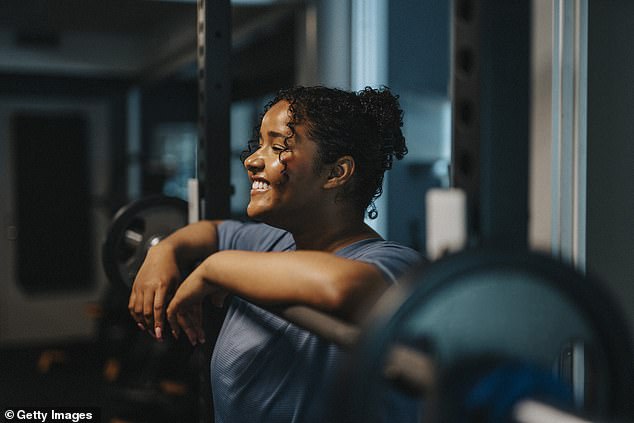 Un coach personnel dévoile le secret d'une routine de gym idéale pour sculpter et tonifier votre corps.