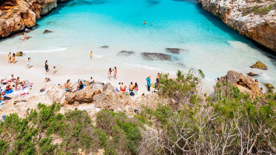 Une baie avec de nombreux touristes.