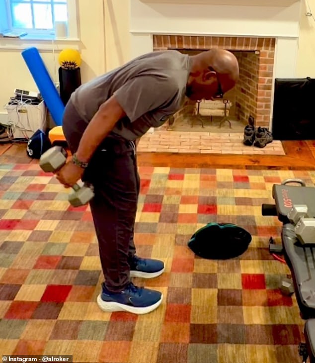 Al Roker utilise des haltères avant de s’entraîner sur le tapis de course