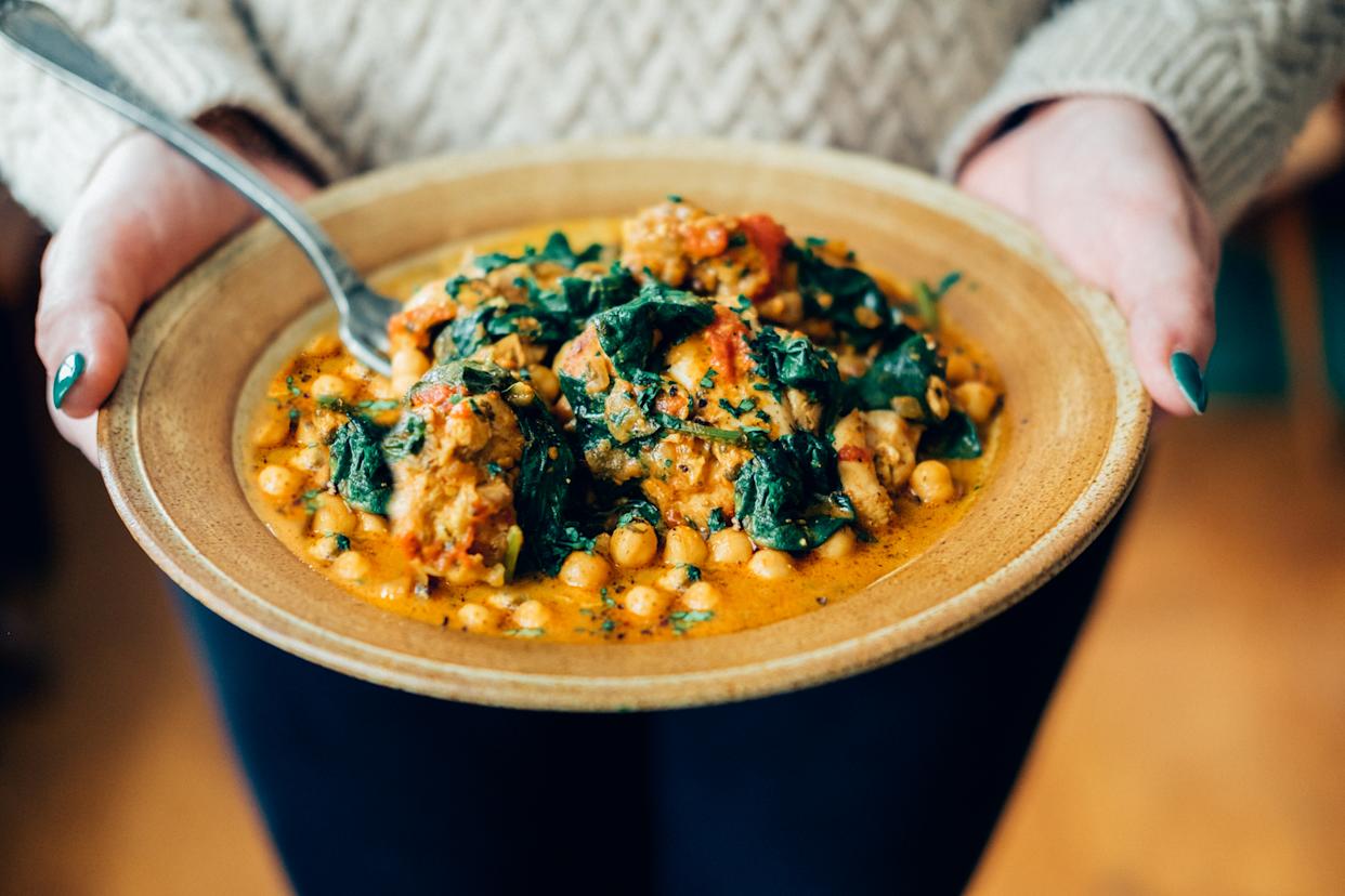 Curry de pois chiches et épinards avec tomates et épices.