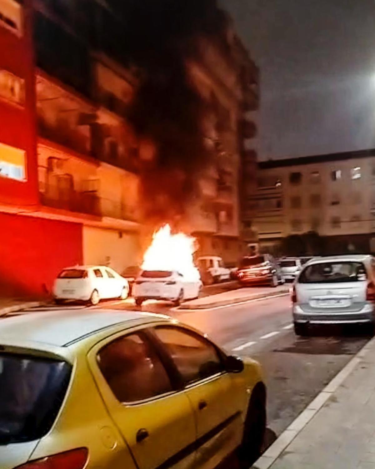 Image du véhicule incendié où se trouvaient deux armes.