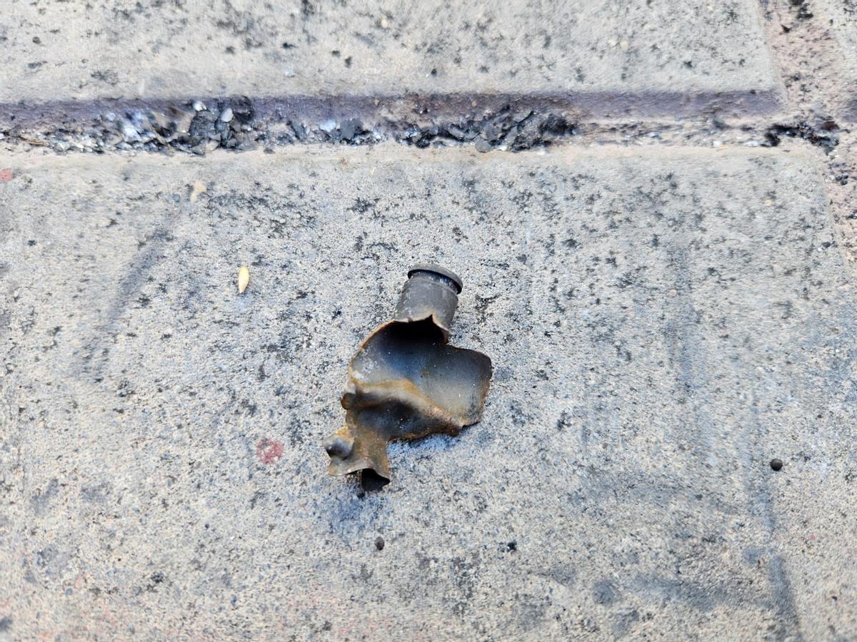 Restes de cartouches d'armes retrouvés dans la voiture incendiée.