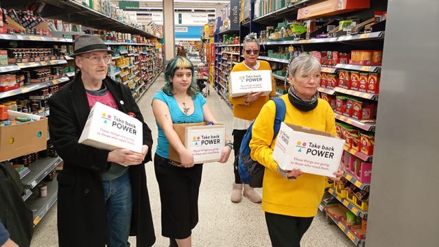 Activistes dans un magasin avec des caisses de nourriture