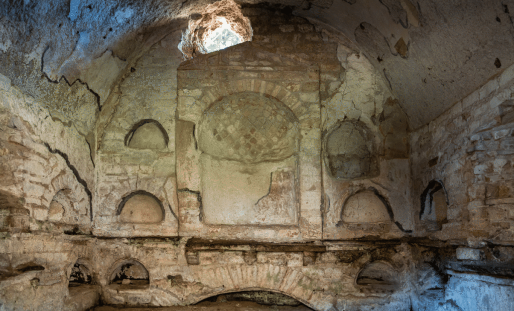 Découverte d'une tombe romaine rare avec des gravures de gladiateurs le long de l'Appienne !