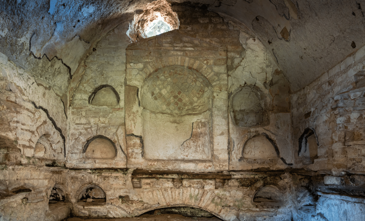 Découverte d'une tombe romaine rare avec des gravures de gladiateurs le long de l'Appienne !