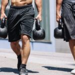Soulevez et marchez : la meilleure astuce musculation pour les plus de 50 ans selon un coach célèbre