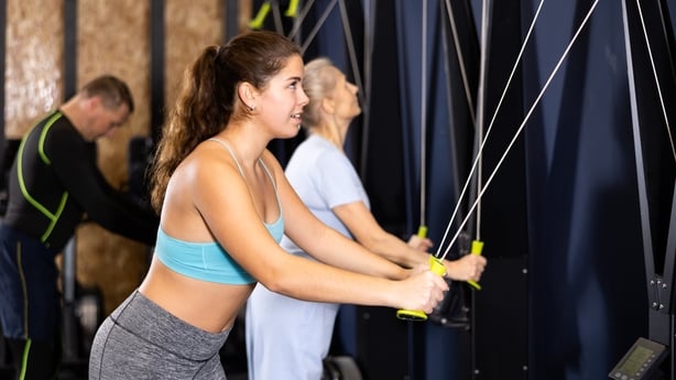 Appareil de ski dans une salle de sport moderne