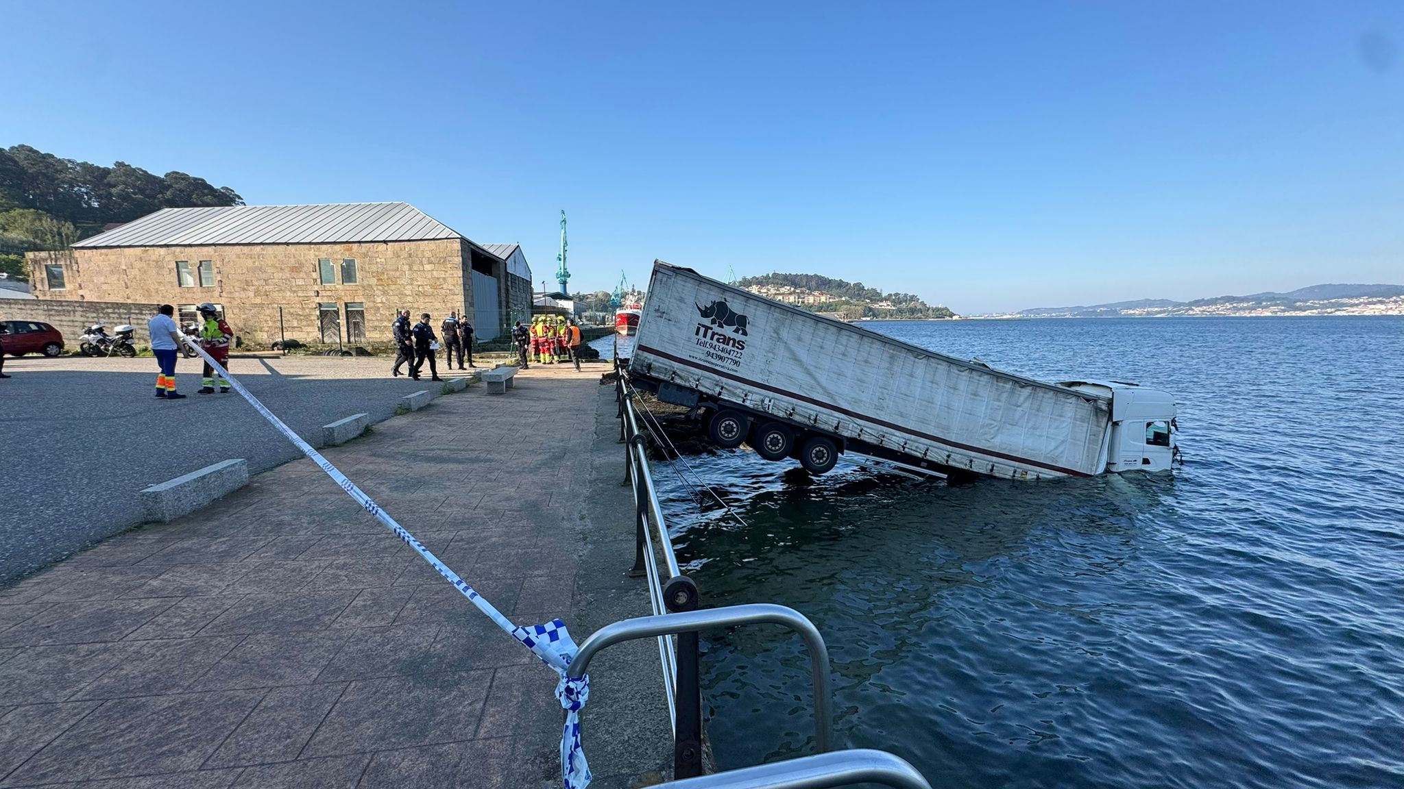 Un camion plonge dans la mer avec son chauffeur à bord à Vigo !