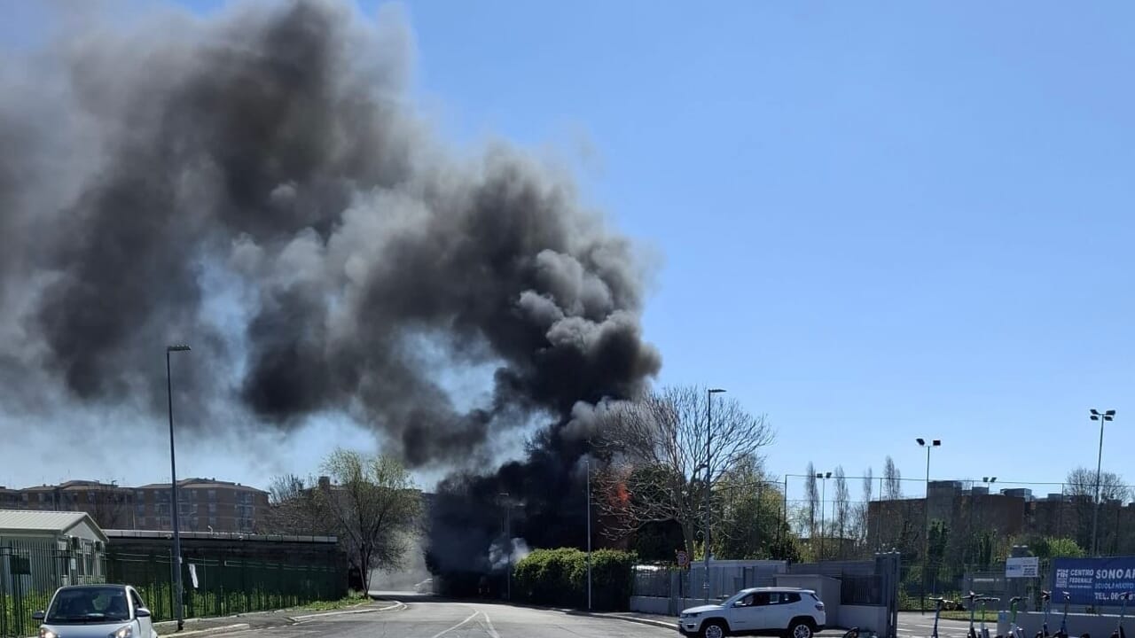 Incendie à Rome : une fumée noire recouvre deux arrondissements, des explosions entendues !
