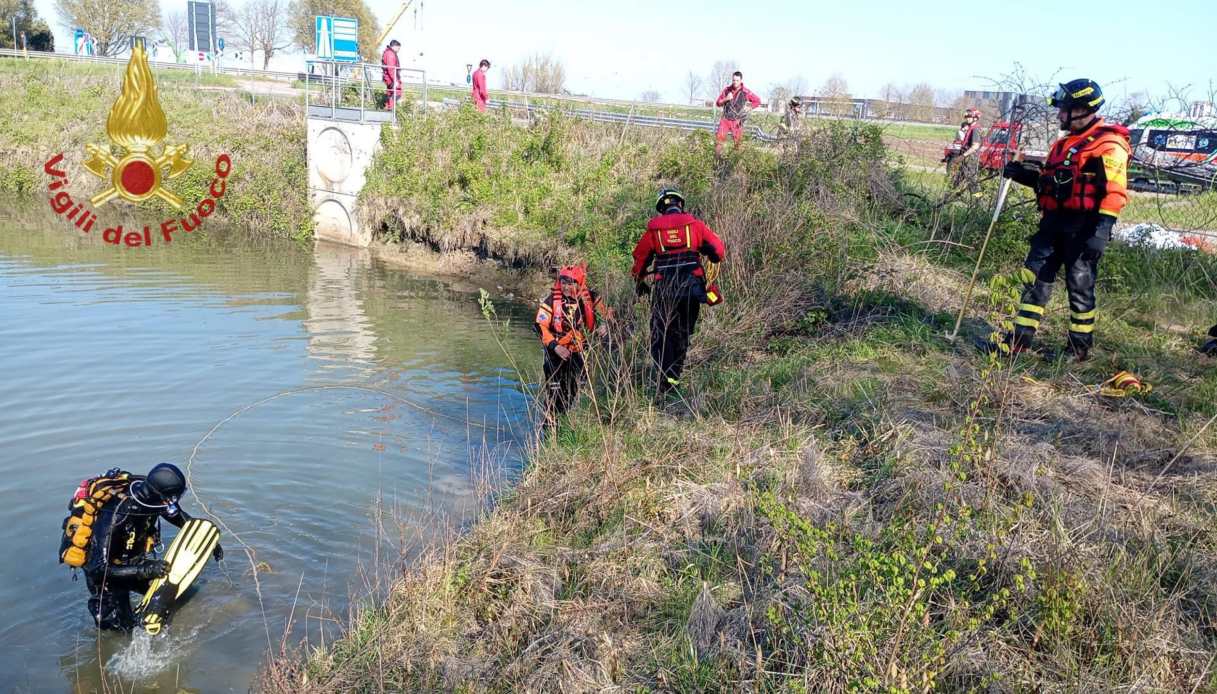 Maman et enfant retrouvés morts dans le lac, enquête sur un possible meurtre à Castelguglielmo