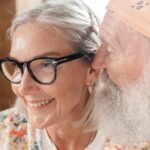 À partir de 65 ans, une seule personne qui se soucie de vous peut être plus cruciale pour votre santé que le sport ou l'alimentation.