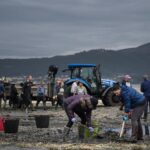 Femme pêcheuse emportée par une vague à A Coruña