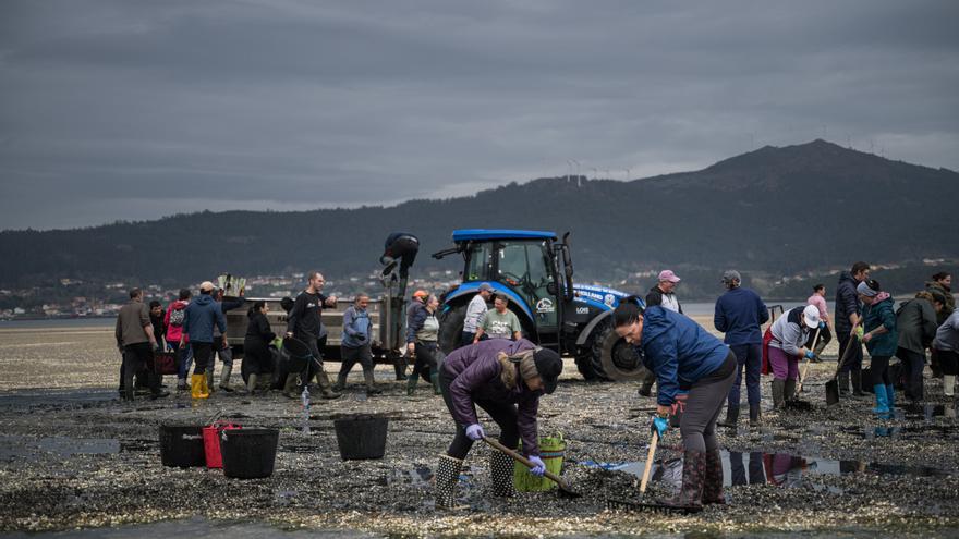 Femme pêcheuse emportée par une vague à A Coruña