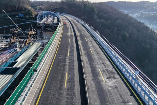 Vue de l'A45 avec marquages routiers jaunes