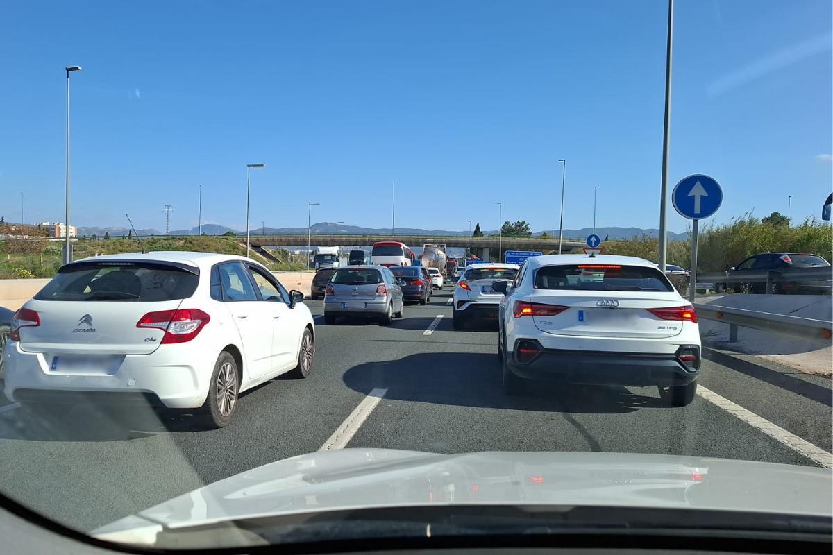 Véhicules arrêtés en raison de l'accident.
