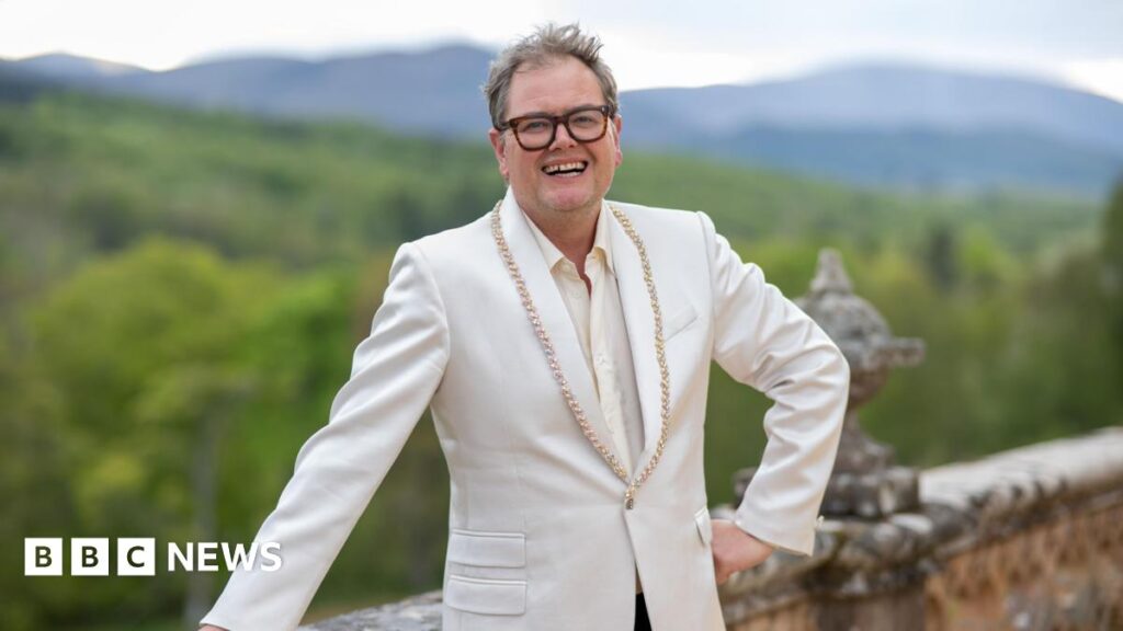 Alan Carr a acquis un château écossais. Et vous ?