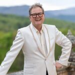 Alan Carr a acquis un château écossais. Et vous ?