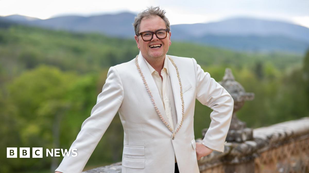 Alan Carr a acquis un château écossais. Et vous ?