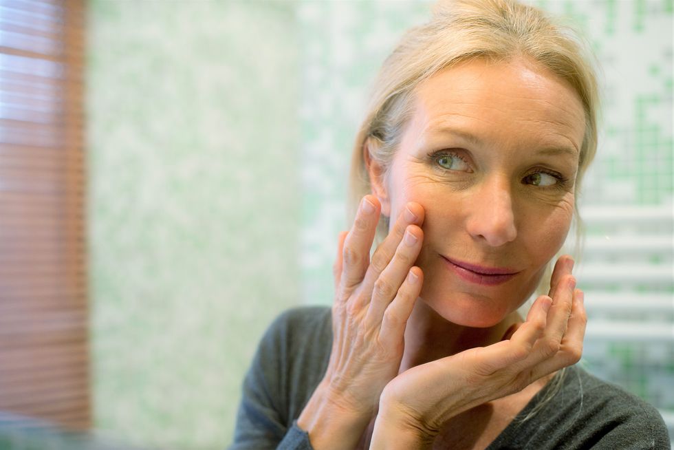 Femme appliquant des soins de la peau