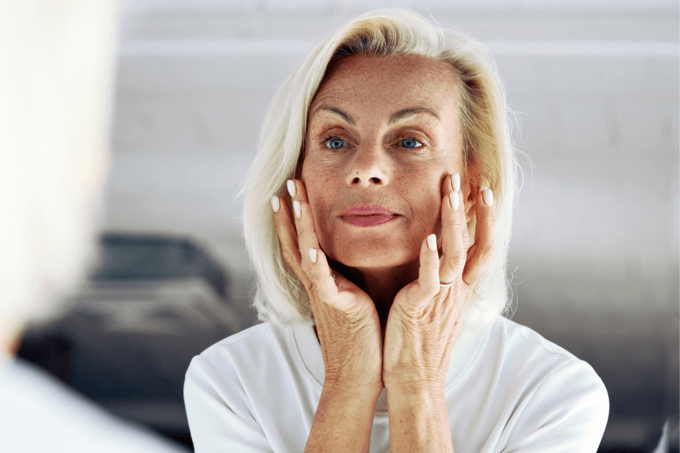 Femme plus âgée touchant son visage