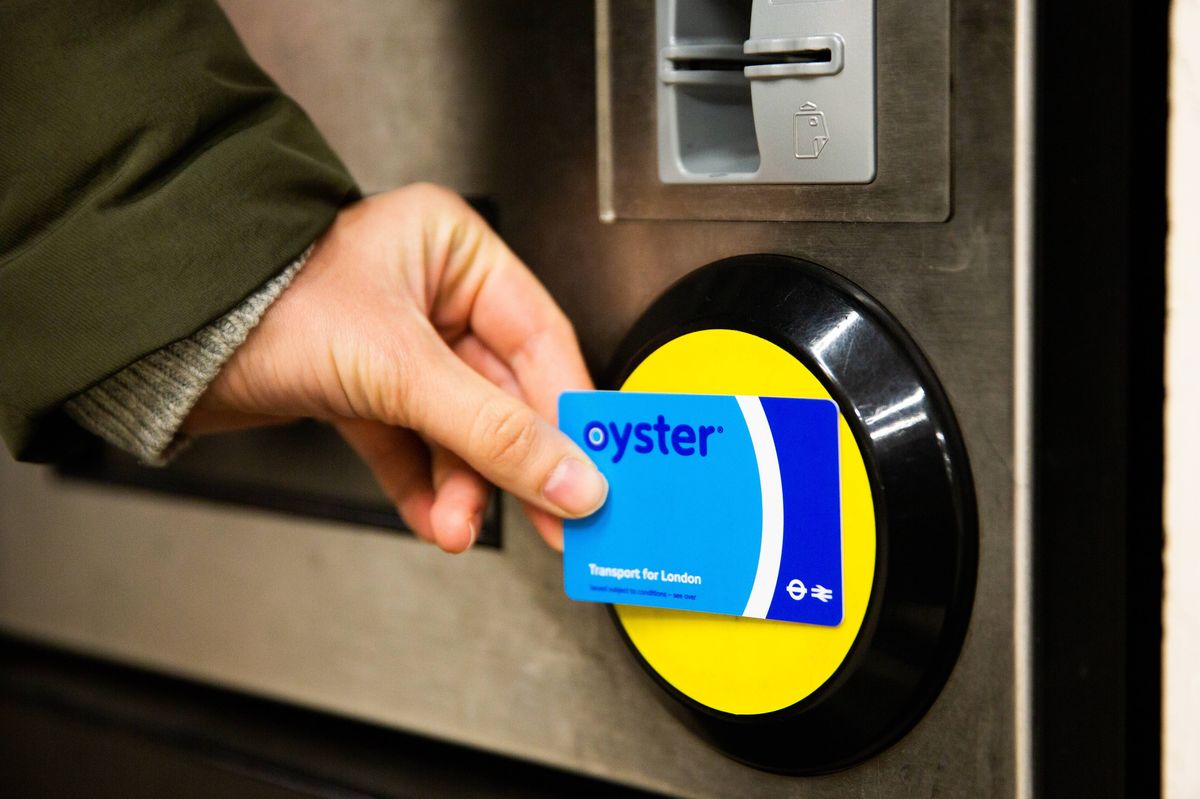 Oyster card sur lecteur dans le métro