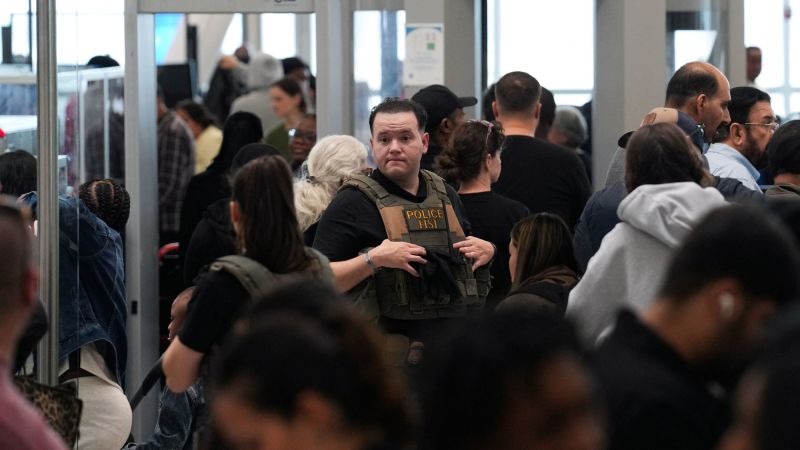 Chaos dans les aéroports américains : crise de la TSA et déploiement d'agents d'ICE, en direct !