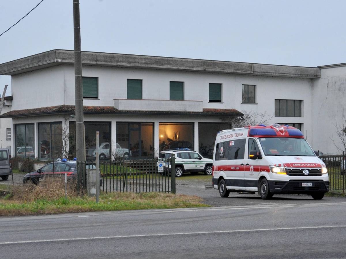Collégienne de 13 ans poignarde sa prof : "Vendetta" inscrite sur son tee-shirt, scène filmée en vidéo. Matériel potentiellement explosif retrouvé chez elle.