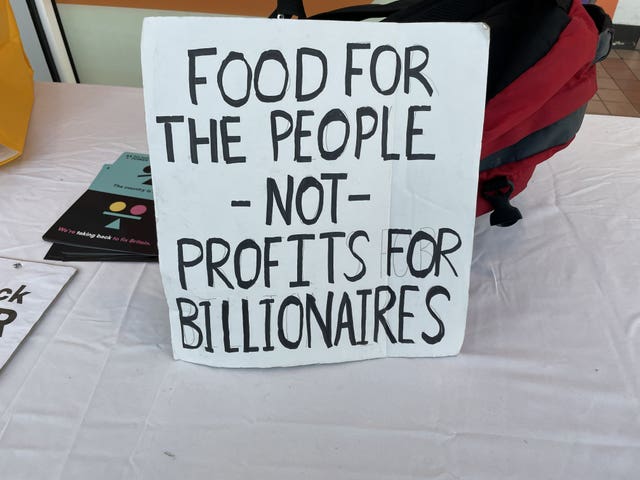 Un panneau indiquant 'nourriture pour les gens - pas de profits pour les milliardaires'