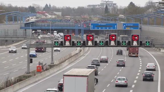 Verkehr avant le tunnel de l'Elbe à Hambourg. Verkehr avant le tunnel de l'Elbe à Hambourg.
