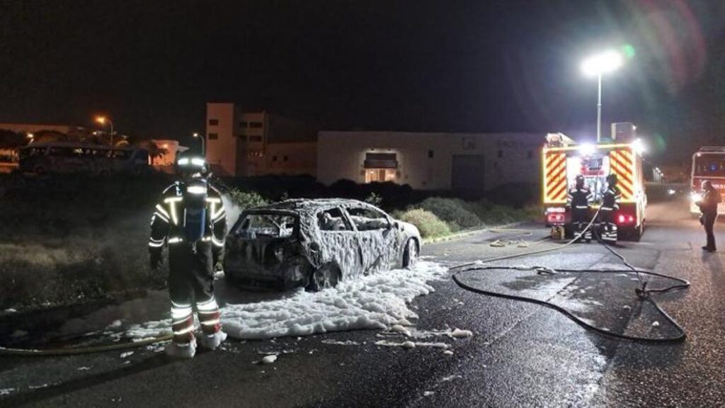 Incendie spectaculaire d'un coche en plein cœur de la Rambla Medular à Arrecife