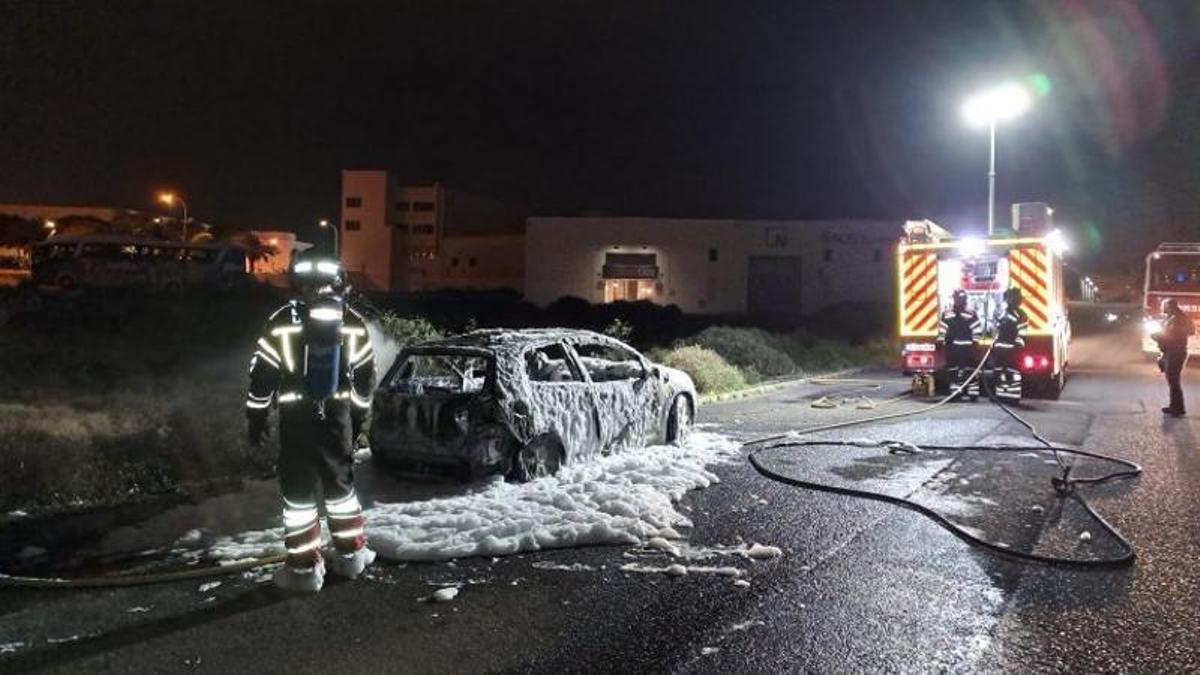 Incendie spectaculaire d'un coche en plein cœur de la Rambla Medular à Arrecife