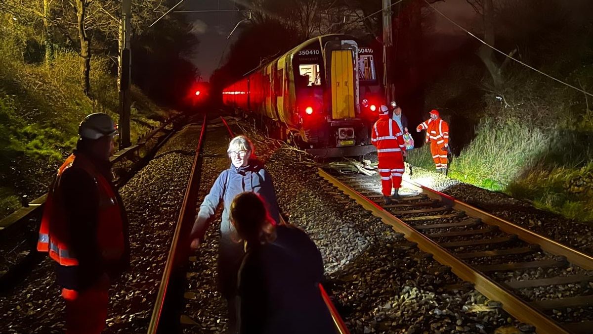 Incident à Penkridge : Services annulés et passagers évacués sur les voies