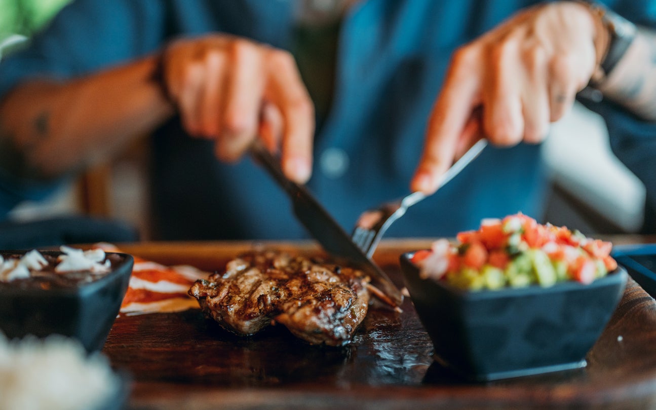 Les jeunes hommes de la génération Z mangent du riz et du boeuf pour le dîner, appelé ‘kibble des garçons’