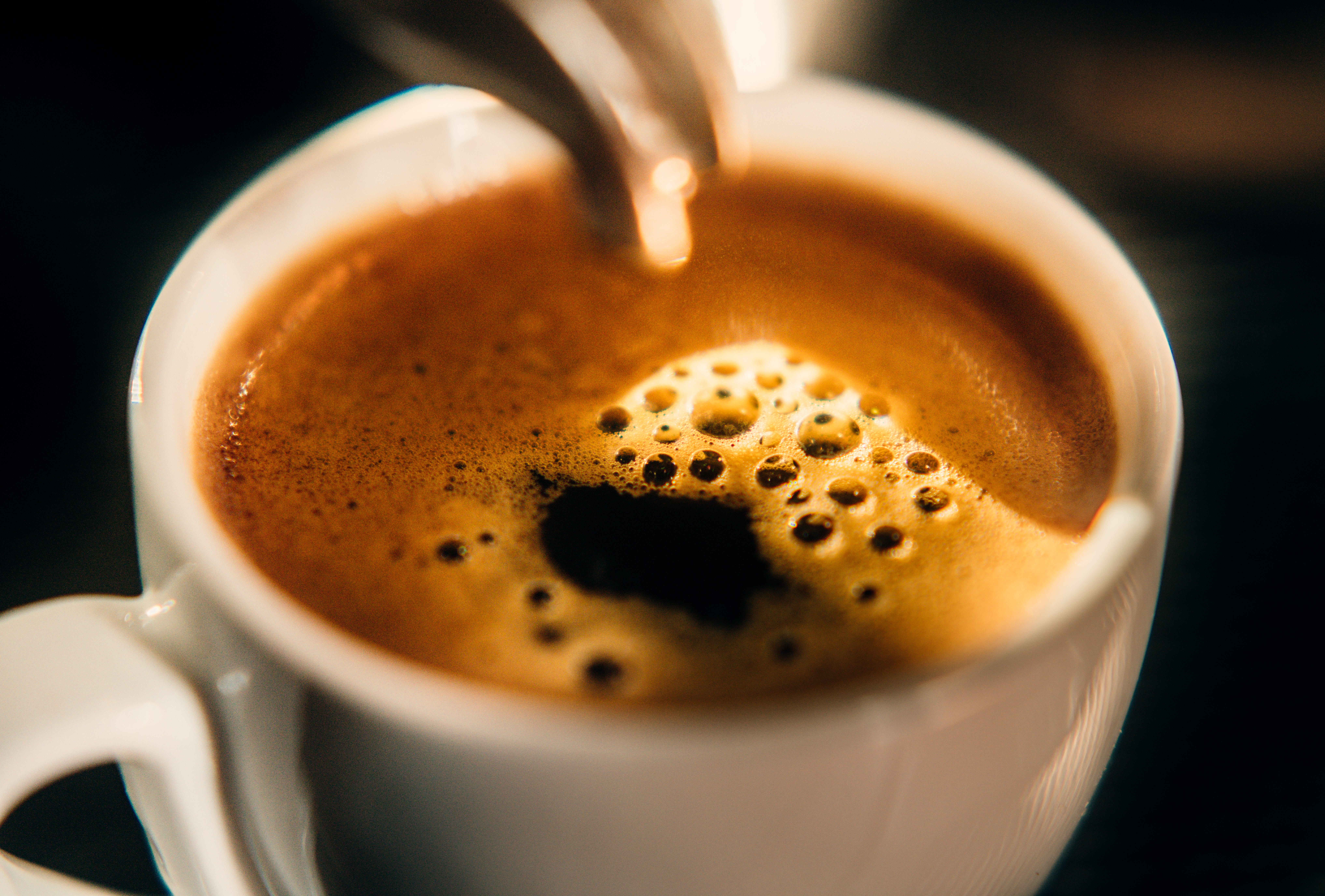 Gros plan d'une tasse fraîche d'espresso