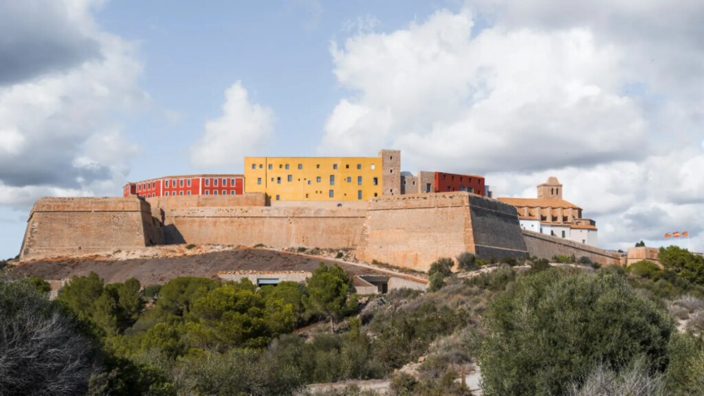 Nouveau Parador dans un château du XVIe siècle avec vue imprenable sur la Méditerranée