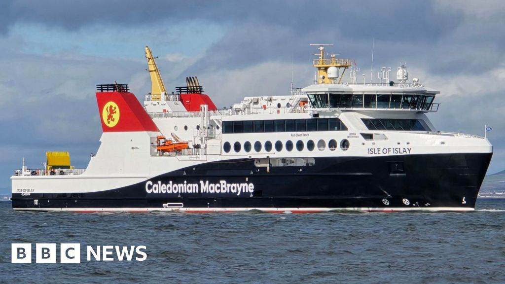 Nouveau ferry en service, mais pénurie critique de navires chez CalMac