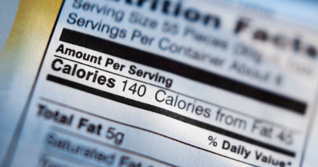 Peut-on vraiment faire confiance aux calories indiquées sur les étiquettes des aliments ? Découvrez l'avis des nutritionnistes.