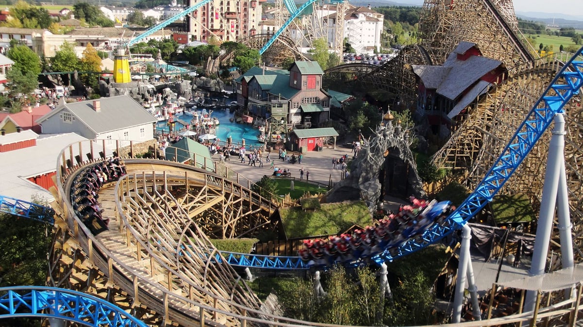 Rénovation spectaculaire de la montagne russe en bois « Wodan » à Europa-Park