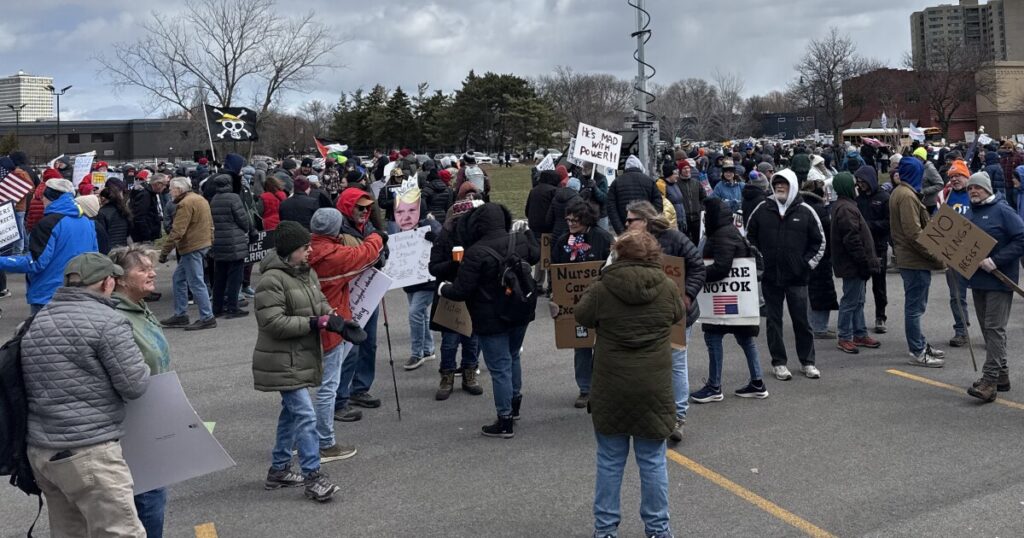 Rochester s'unit contre les politiques de Trump lors des rassemblements 'Pas de Rois'