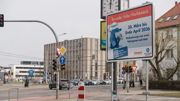 Les restrictions de circulation au niveau du Werftdreieck devraient durer jusqu'à fin avril. Un panneau indique aux automobilistes à Rostock une zone de construction.