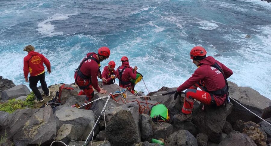 Sauvetage spectaculaire : les pompiers de Tenerife viennent en aide à deux parapentistes en difficulté à La Caleta