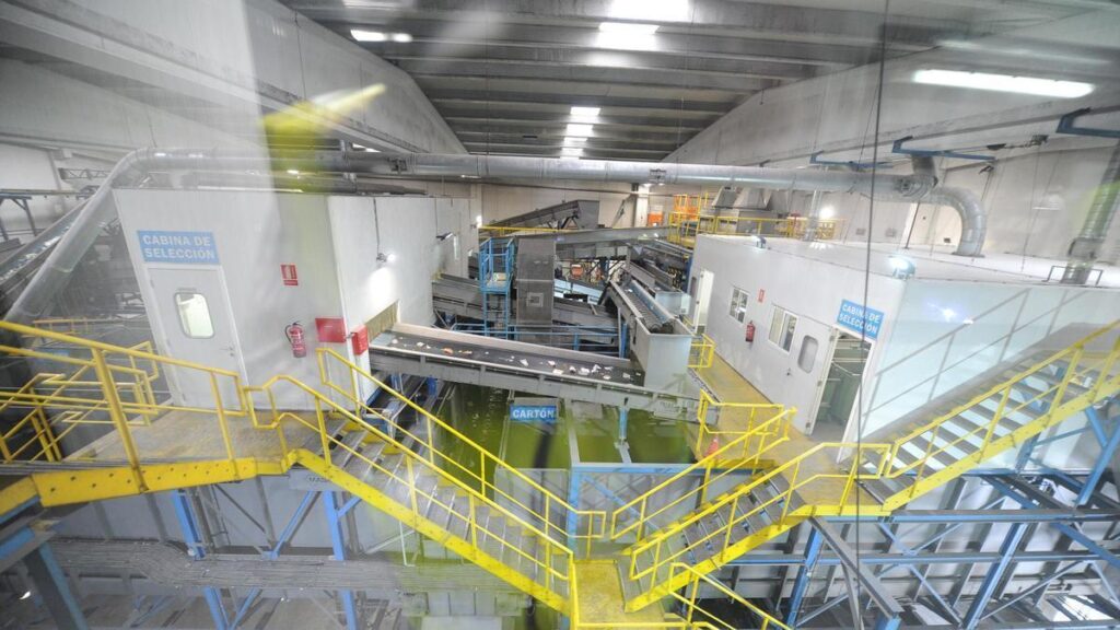 Tragédie à Murcia : Un ouvrier écrasé par un engin dans une usine de déchets