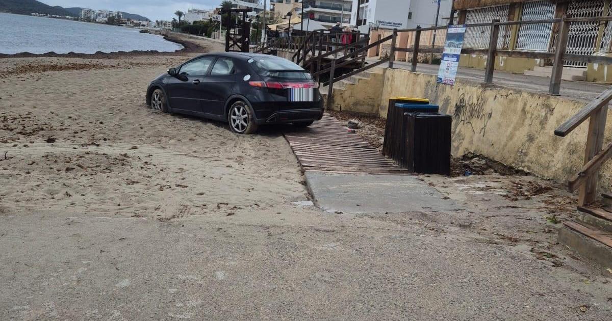 Un conducteur se retrouve coincé dans le sable à Platja d'en Bossa !