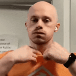 Un homme porte la même chemise pour montrer l'impact de la créatine !