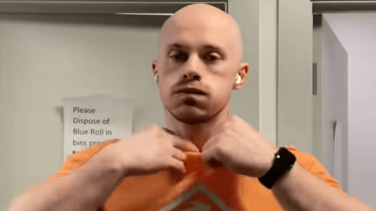 Un homme porte la même chemise pour montrer l'impact de la créatine !