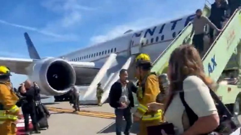 Urgence à Los Angeles : évacuation des passagers d'United Airlines sur le tarmac